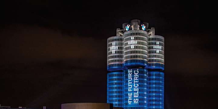 BMW - Tower - die drei Türme - nachts - beleuchtet - Schrift auf Turm:: The future is electric